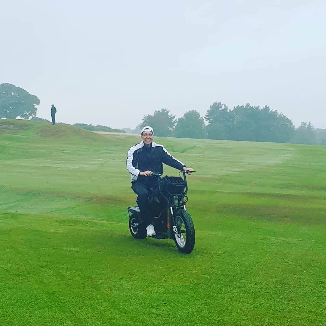 オリバー・フェルプスさんのインスタグラム写真 - (オリバー・フェルプスInstagram)「A little wet but great day at @mrdanwalker golf day raising money for @sheffieldchildrens This was one of the good drives of the day .」9月10日 4時22分 - oliver_phelps