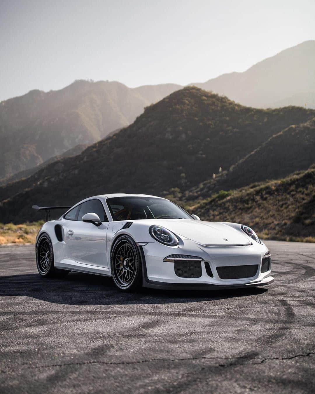 Porscheさんのインスタグラム写真 - (PorscheInstagram)「You could say we like to leave our mark on the tarmac. #PorscheMoment #911 #GT3RS (📸: @arty.pa) _ 911 GT3 RS: Fuel consumption combined: 13,2 l/100 km; CO2 emissions combined: 303 g/km」9月10日 4時30分 - porsche