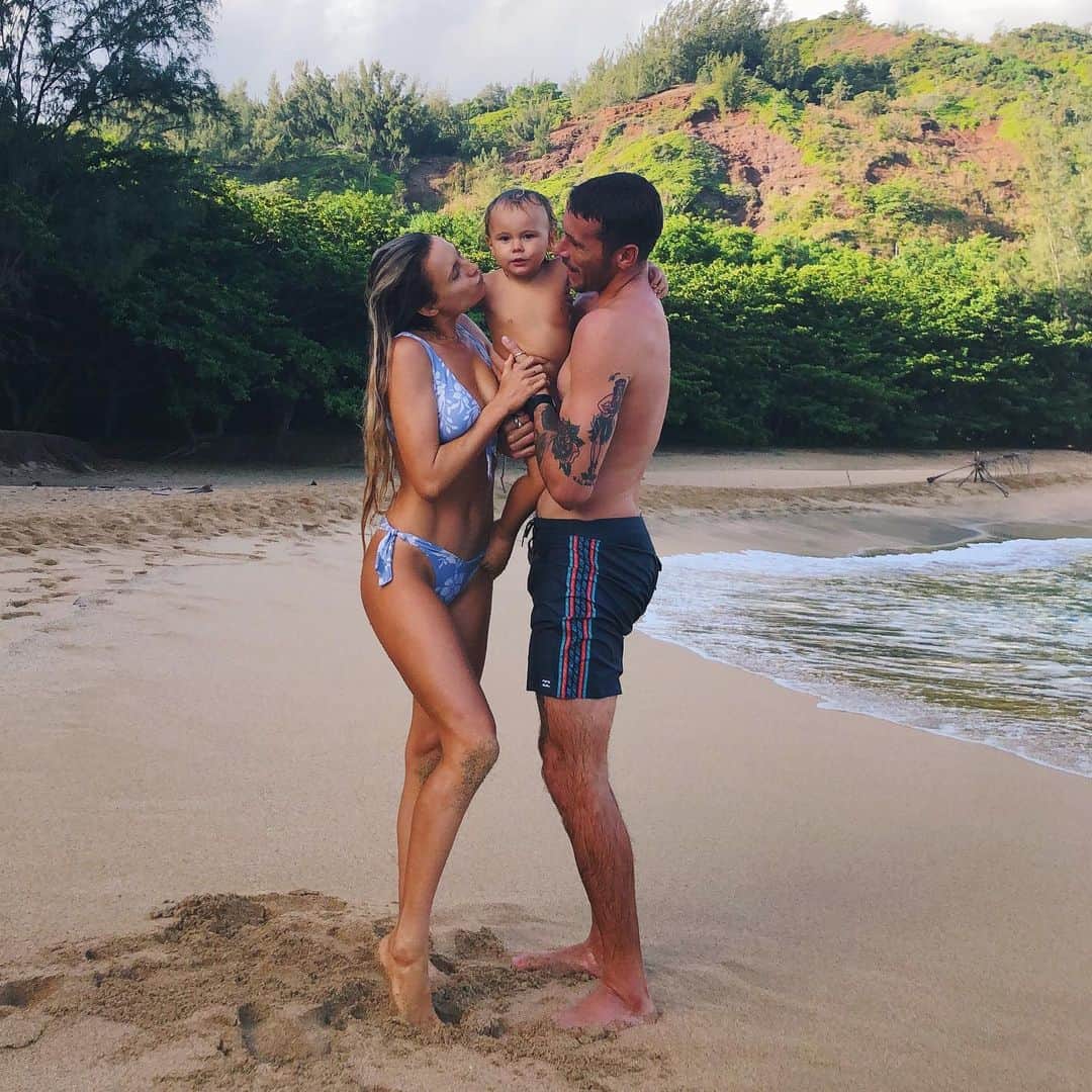 アラナ・ブランチャードのインスタグラム：「Dads home and Banks isn’t going to let him out of his sight @jackfreestone」