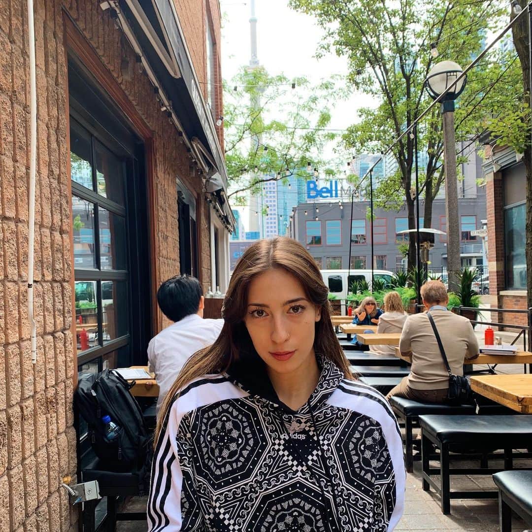 ネッタ・シュライバーのインスタグラム：「☺️😜」