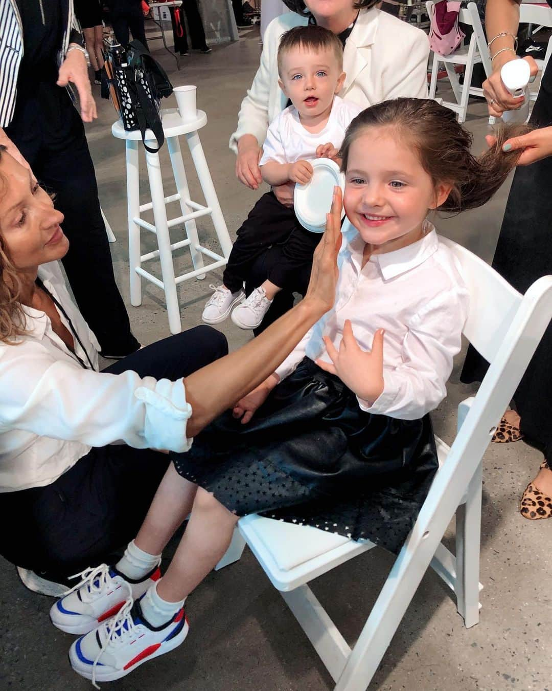 ココ・ロシャさんのインスタグラム写真 - (ココ・ロシャInstagram)「Backstage with my babies - this season @ioniconran was invited to close the first ever @antakids_official show at #NYFW!  #antakids #playmaker」9月10日 4時38分 - cocorocha