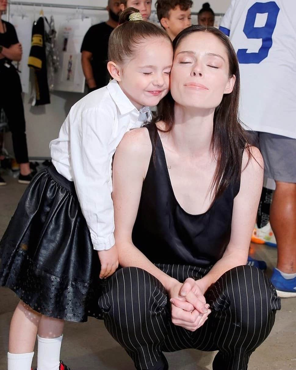 ココ・ロシャさんのインスタグラム写真 - (ココ・ロシャInstagram)「Backstage with my babies - this season @ioniconran was invited to close the first ever @antakids_official show at #NYFW!  #antakids #playmaker」9月10日 4時38分 - cocorocha