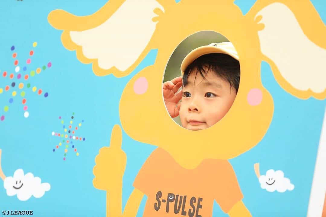 のインスタグラム：「はい、チーズ📸✨﻿ ﻿ 顔出しパネルから顔を覗かせているのは﻿ 清水エスパルスのキッズサポーター🧡﻿ ﻿ ﻿ #Ｊリーグ﻿ #jleague﻿ ﻿ #清水エスパルス #🧡﻿ #spulse #パルちゃん﻿ #マスコット #Ｊリーグマスコット﻿ #顔出しパネル #顔出し﻿ #キッズ #kids #キッズサポーター﻿ #子ども #子どものいる暮らし﻿ #子どものいる生活﻿ #カメラ #写真 #ポーズ #📸﻿ #可愛い #かわいい #カワイイ #cute﻿ #癒し #メロメロ #😍」