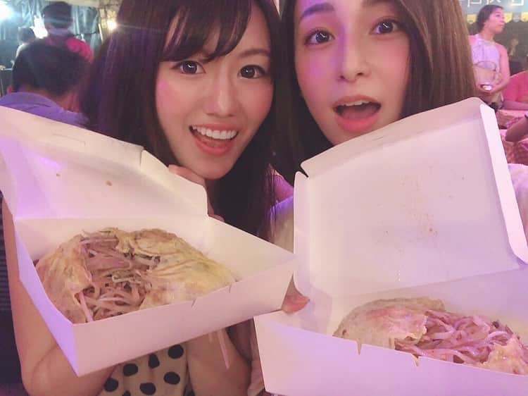 のインスタグラム：「. . 韓国経由でセブに行こうとしてたのに 韓国が台風直撃で欠航になり(￣∇￣) 成田に向かうバスの中で 急遽飛行機取り直しww✈️ . . なんとかセブ到着して チェックインして IT park近くのナイトマーケットに行こうとしたら ちょうどあいみ夫婦にばったりあって 一緒に屋台行ったよん♡♡ . . そして175Rしょうごくんオススメのパッタイを♡🇹🇭 うまー♡（食べるの2回目🤣👍） . . マンゴーシェイクも 行列できて美味しいのだ！🥭 . . そしてマッサージ！ いつものTREE SHADE MASSAG✨ オイルマッサージ 90分1200ペソ〜 （約2400円） . . てかてか成田に閉じ込められてる友達たちは 大丈夫かな、、😂😂🌪 . .  私も前、雪で閉じ込められて 寝袋と非常食配られて 一夜を空港で過ごすという経験しました😂⛄️ （しかもひとりで。笑） . . みんなが早く帰れますように！！ . #セブ旅行#女子旅#ナイトマーケット#屋台村#インスタ映え#アジア旅行#台風#飛行機欠航#マンゴー#パッタイ#タイ料理#girlstalkgirlstalk打卡 #girlstalk美食#ツリーシェイドスパ#happylunch#cebu#alicegarden#cebutrip#cebuphilippines#travelcebu#cebutravel#treeshadespa」