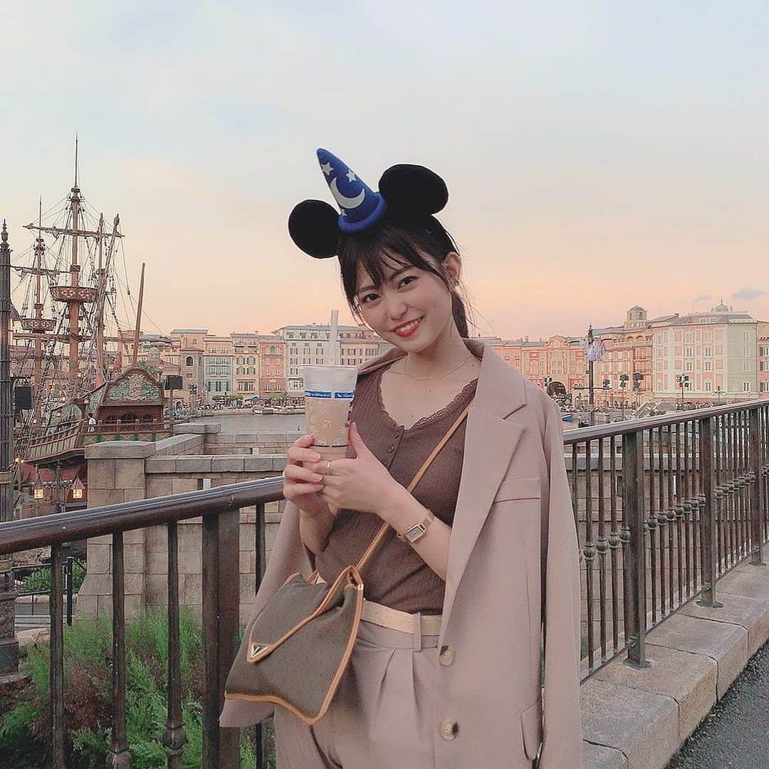 前田亜美のインスタグラム：「. . 今日も来ちゃった𓇼𓆡𓆉. . . お姉ちゃんは用があって先に帰ったから1人でファンタズミック待機🚢. .. . . ミッキー見たいよお🥺🥺🥺. . . 今日はたくさんの女の子が話しかけてくれた( ´ ` *)最近話しかけてくれる子少ないから嬉しい🤤.. . . あみこも(@mika.165 )推しだったって話してくれたよ^^. . 🤜⋆͛🤛. . #ディズニーシー #DisneySea #ディズニーコーデ」