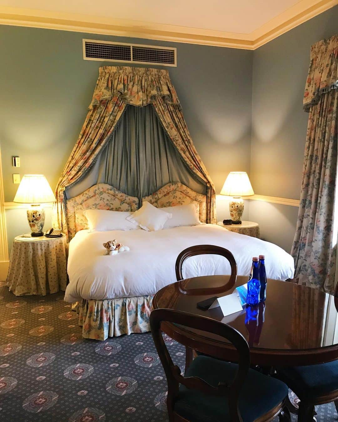 稀鳥まりやさんのインスタグラム写真 - (稀鳥まりやInstagram)「・ ヤラバレーにあるChateau Yeringのワイナリーホテルに泊まりました。 ビクトリア調のスタイルがとっても素敵で、思わずときめいてしまいました💓 暖炉のあるサロンも淡いブルーの空間がとても落ち着きます。 お部屋のベッドの上に可愛い猫ちゃんが🐈💕 まるでヨーロッパにいるような気分になる素敵なシャトーホテルです✨ ・ ・ #chateauyering」9月9日 19時45分 - mariya_kitori
