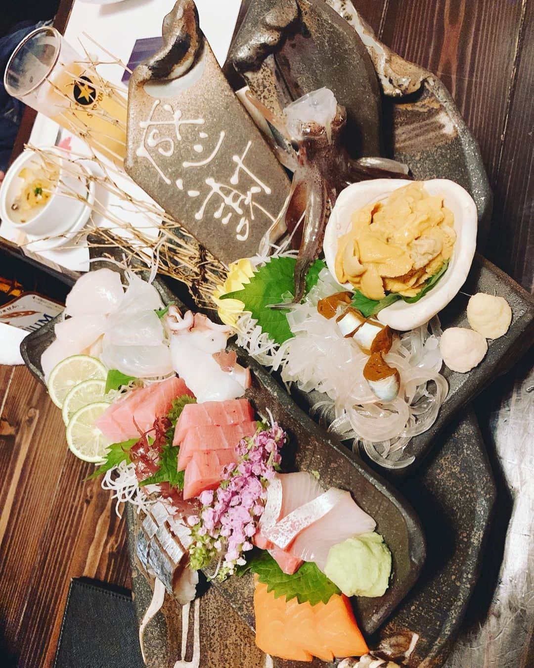 桜花由美さんのインスタグラム写真 - (桜花由美Instagram)「函館の思い出ラスト！  東京帰る最後に行ったお店は『海寿』さん！ めちゃくちゃ料理が美味しくて、ビックリ！  やっぱり函館は魚介類が美味しいわ♪  今週末にまた北海道！ 体調治して美味しいもの沢山食べたい！  咳が止まらない… 風邪？！ 痰が詰まって息出来なくて死ぬかと思ったわ…  北海道までには治す！ 明日は佐久市に行くぞー！  函館にはモーモータクシーが走っていて、クラクションなのかな？ モー と鳴くんだよ笑  そう言えば、函館で別のタクシーに乗った時に、職業聞かれてプロレスラーです。って答えたら 『そうだと思ったんですよ！』 と。 プロレスが好きで、ケーブルテレビでやってる番組を録画して見ているそうです。 16日も仕事が終われば観に来るって言ってくれました。  函館でプロレスをやる事自体知られていないので、どうにかして広めなれないかなぁ。と思うんだけど、なかなか広まらない。  もっともっと広まって沢山の人に見に来て欲しい。 ‪#wavepro ‬ ‪#女子プロレスラー ‬ ‪#プロレス ‬ ‪#プロレスラー ‬ ‪#女子プロレス‬ ‪#prowrestling‬ ‪#プロレスリングwave‬ ‪#株式会社zabun #波ヲタ #札幌  #ススキノマルスジム  #北海道 #函館  #函館市 #海寿  #函館海寿  #函館流通ホール  #桜花由美」9月9日 19時48分 - ohkayumi