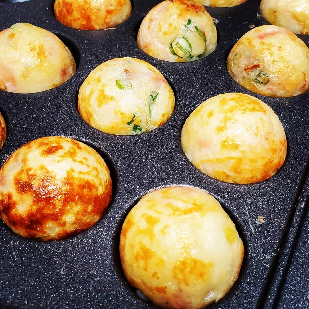 のインスタグラム：「昨夜はお家でタコ焼パーティー！ 妻の指導のもと、息子も楽しそうに焼いてました！ #タコ焼 #たこぱー #家でたこ焼き #たこ焼き」