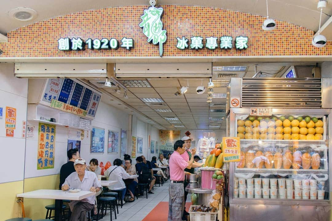 HereNowさんのインスタグラム写真 - (HereNowInstagram)「Shaved ice shop near Longshan Temple opened in 1920, Long Du Bing Guo Zhuan Ye Jia. 龍山寺前沁涼的老派滋味 Recommended by @cotton_disco. . . . #herenowcity #wonderfulplaces #beautifuldestinations #travelholic #travelawesome #traveladdict #igtravel #livefolk #instapassport #optoutside  #龍都冰菓専業家 #LongDuBingGuoZhuanYeJia #taipei #台湾 #台北 #台北旅行 #대만 #대만여행 #타이베이 #iseetaiwan #exploretaiwan #vscotaiwan #taiwangram #台灣 #早午餐 #美食 #小吃 #食記 #古早味 #吃貨人生」9月9日 19時54分 - herenowcity