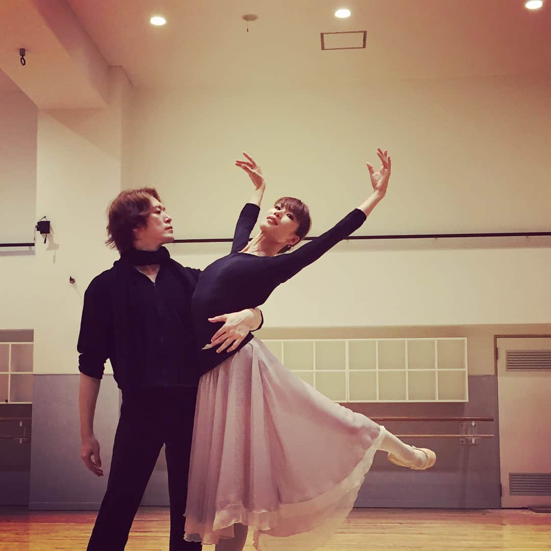 中村祥子さんのインスタグラム写真 - (中村祥子Instagram)「昨日は、暑い中たくさんの方々が 東急百貨店「マダムバタフライ」スペシャルイベントにお越し下さいました。ありがとうございました✨😊 花魁と海兵による豪華パレードなど、楽しんで頂けたかと思います‼️ 次の新作「マダムバタフライ」和と洋の融合、そして「蝶々夫人が命をかけても守りたかったものは…」の想いとともにラストシーンまで見守って頂ければと思います✨ そして、今シーズン私のKバレエカンパニーでのラストシーズンとなります。 引退ではありません☺️今シーズンも後悔のないよう精一杯の気持ちを踊りに繋げていきます‼️ たくさんの方々とともに同じ空間を生き、舞台を楽しみたいです❤️ 私の終わりなき挑戦は続きます…😉・2005年からのゲスト出演より15年間在籍して参りました中村祥子は、2019-2020年シーズンをもって、Kバレエカンパニーのプリンシパルとして、ラストシーズンとなりますことをご報告致します。  皆様には今シーズンも変わらぬ応援を賜りますよう 何卒宜しくお願い申し上げます。  K-BALLET COMPANY #リハーサル #madambutterfly #premiere #マダムバタフライ #宮尾俊太郎 #バレエ#私の #終わりなき #挑戦#続く…」9月9日 19時54分 - shoko_officialpage