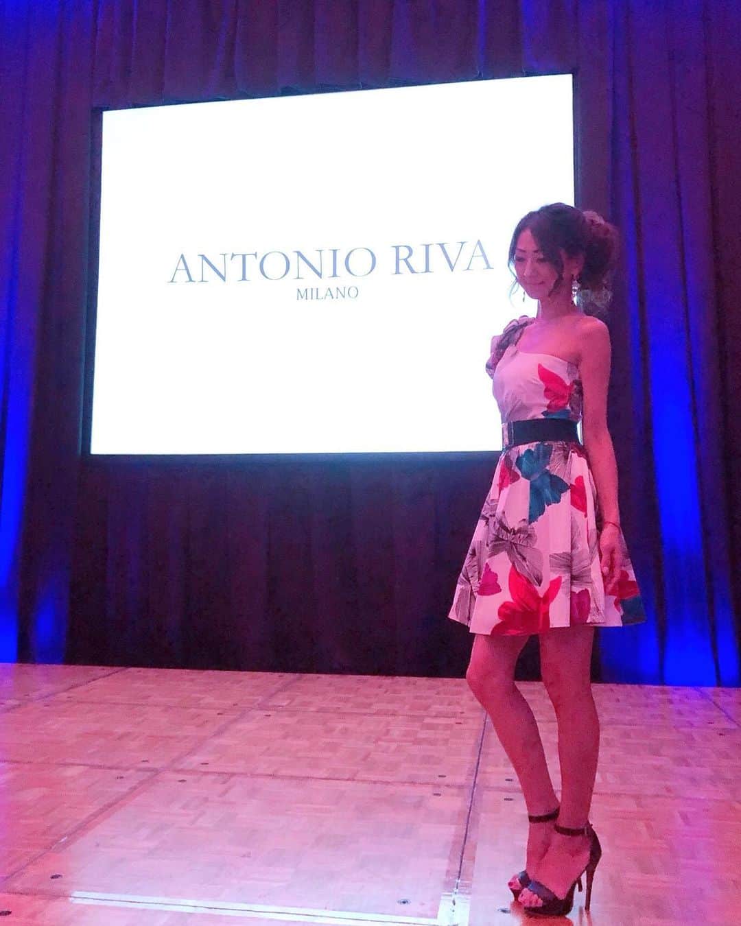 彩耶さんのインスタグラム写真 - (彩耶Instagram)「先日、ザ・リッツ・カールトン大阪  @ritzcarlton.osaka において デザイナー アントニオ・リーヴァ氏による 素敵なドレスショーが開催されました👗✨ ・ お写真横に👆➡︎➡︎ swipe してね♡ ・ ドレスと聞いてワクワク〜💕 Dress up して観に行ってきました✨ ・ ・ イタリア・ミラノ🇮🇹のドレスブランド『 AUTONIO RIVA 』✨ @antoniorivamilano ・ 洗練された美しさ〜✨ 華やかなドレスの数々ににうっとりでした😌✨💕 ・ 新婦の美しさを際立たせてくれそうですね👰💐✨ ・ ・ デザイナー アントニオ・リーヴァ氏 とモデルの方々とも一緒にお写真撮って頂きました❣️ ・ 皆さん、美しかった〜😍 ・ ・ 私まで幸せ気分たっぷり味わいました⛪️💕✨ ・ ・ #ザリッツカールトン大阪#リッツカールトン大阪#theritzcarltonosaka#ritzcarltonosaka#ritzcarlton #antonioriva#アントニオリーヴ @antoniorivadesigner #dressshow#dress#ドレス#ドレスショー#ウェディングドレス #モデル#model#神戸#kobe#インスタグラム#インスタ#instagram#インフルエンサー#インスタグラマー#ファッション #コーデ  #fashion #大人コーデ #大人女子 #女子力 #美意識」9月9日 19時57分 - 3aya11