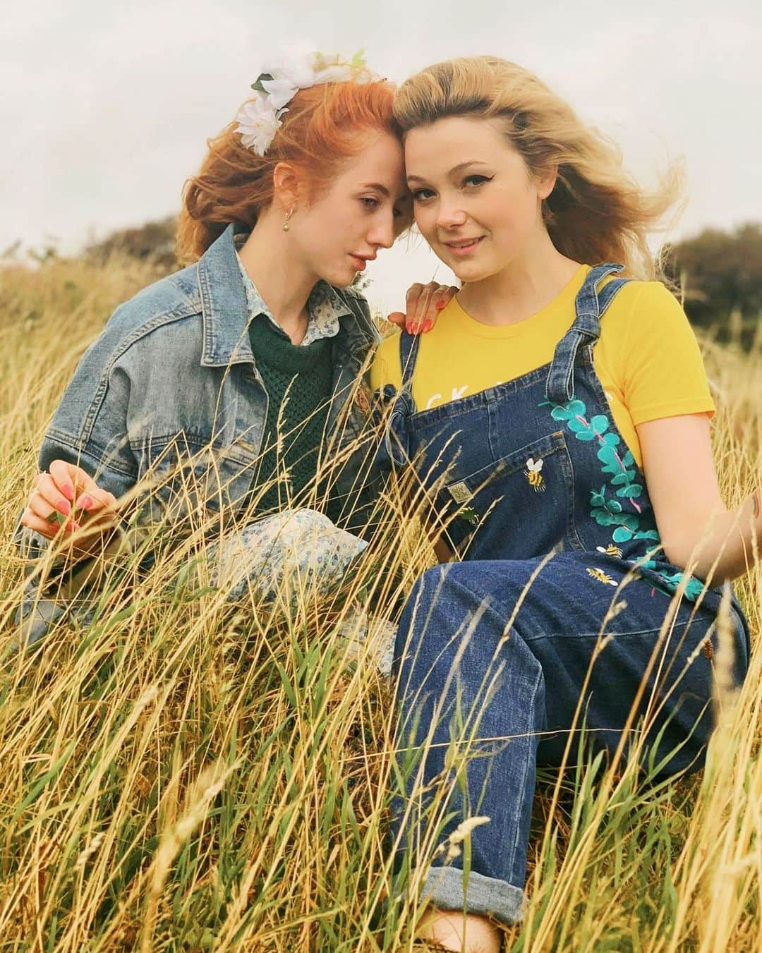 ベッキー・クルーエルのインスタグラム：「between the grasses and now it’s decidedly autumn.」