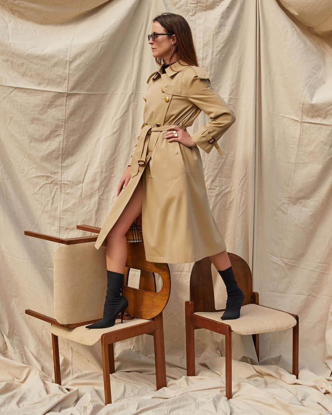 のインスタグラム：「#InBurberry . @Oraclefox personifies the elegant #Burberry lady in the Chelsea #BurberryTrench coat, personalised with unique buttons, sourced from the archive by #RiccardoTisci . #BurberryGeneration」