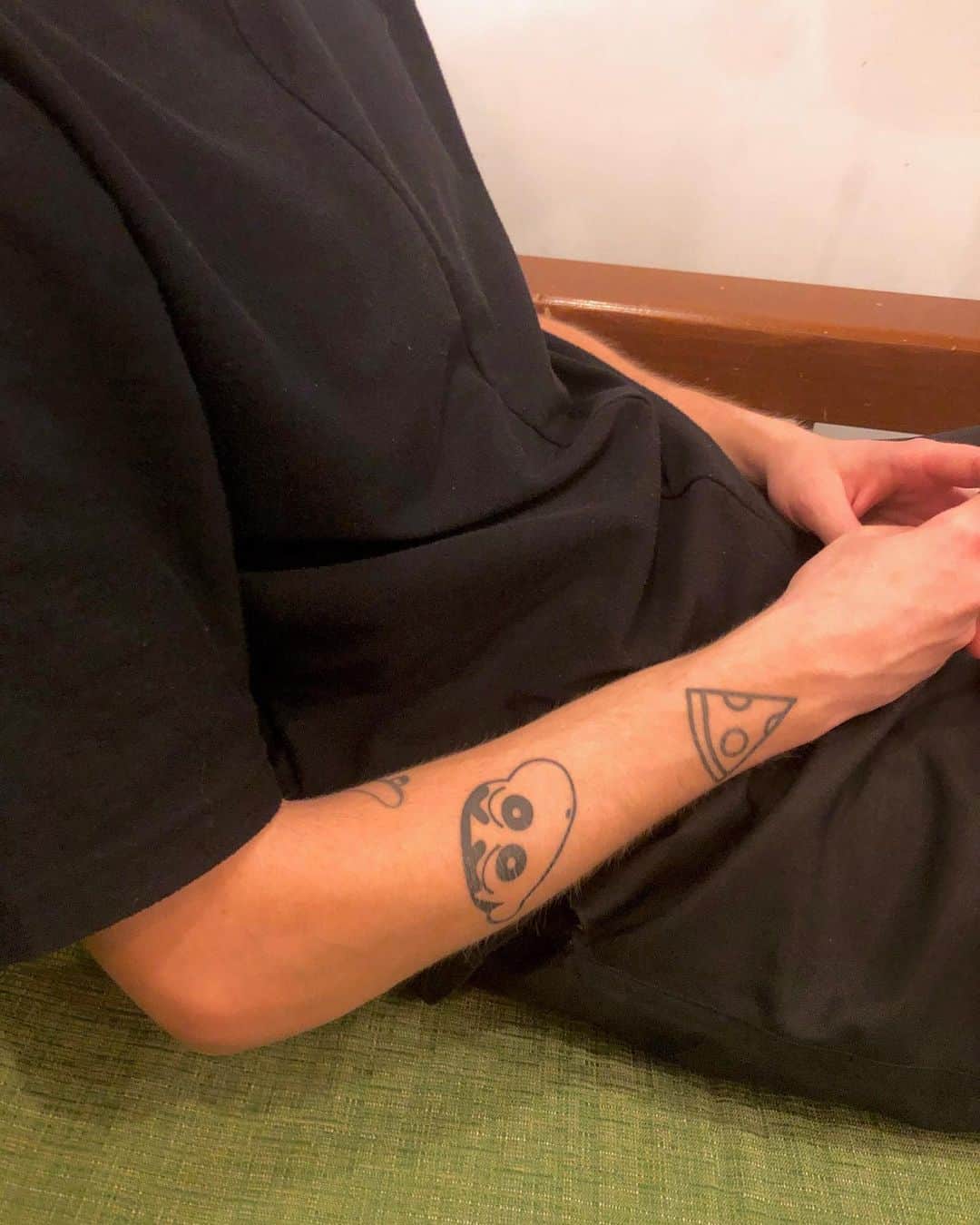 ZEN-LA-ROCKのインスタグラム：「アムスのproducer / JENGI氏が来日してたので札愛っ🍝 しんちゃんタトゥーがヤバいぞぉ🎼🎼🎼 ヤバいの作りたい💨 @tjo_dj 氏もご無沙汰でした‼️ thaxnnn 2 @midas_hutch 🙏🏽 . . . #jengibeats #jengi #野原しんのすけ #zenlarock #djtjo #blockfm」