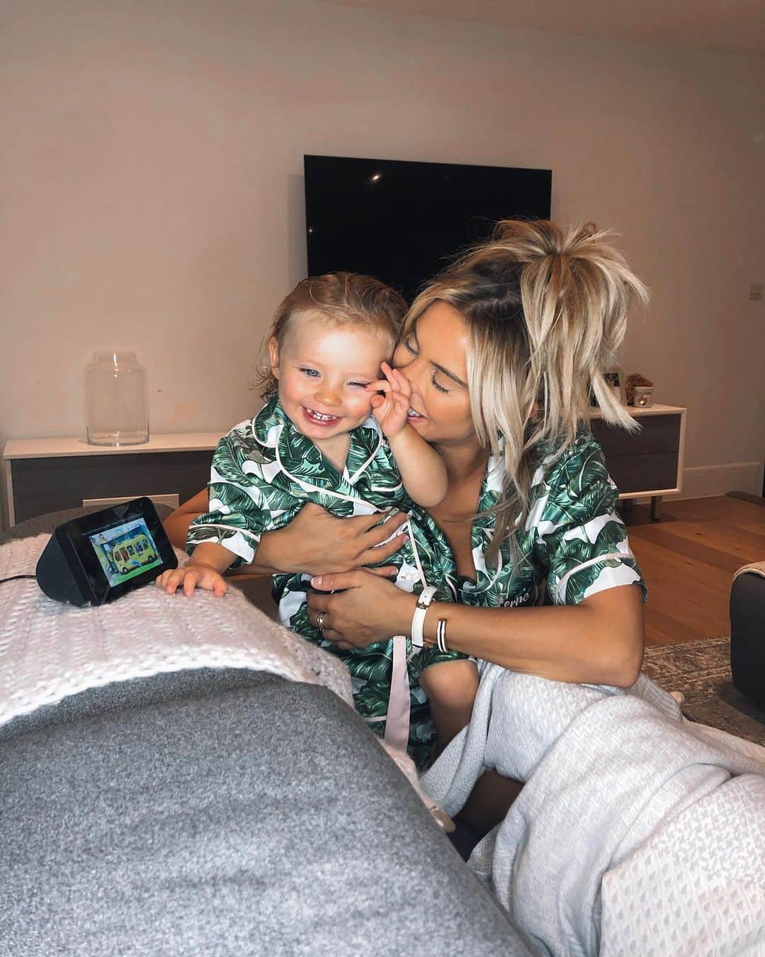 ファーン・マッキャンさんのインスタグラム写真 - (ファーン・マッキャンInstagram)「Sunday Snuggles ❤ —————————————— There’s nothing better than snuggling up to my little munchkin and listening to nursery rhymes on the @amazon echo show 5 in our matching PJ’s 😍 #AskAlexa #ad」9月9日 20時04分 - fernemccann