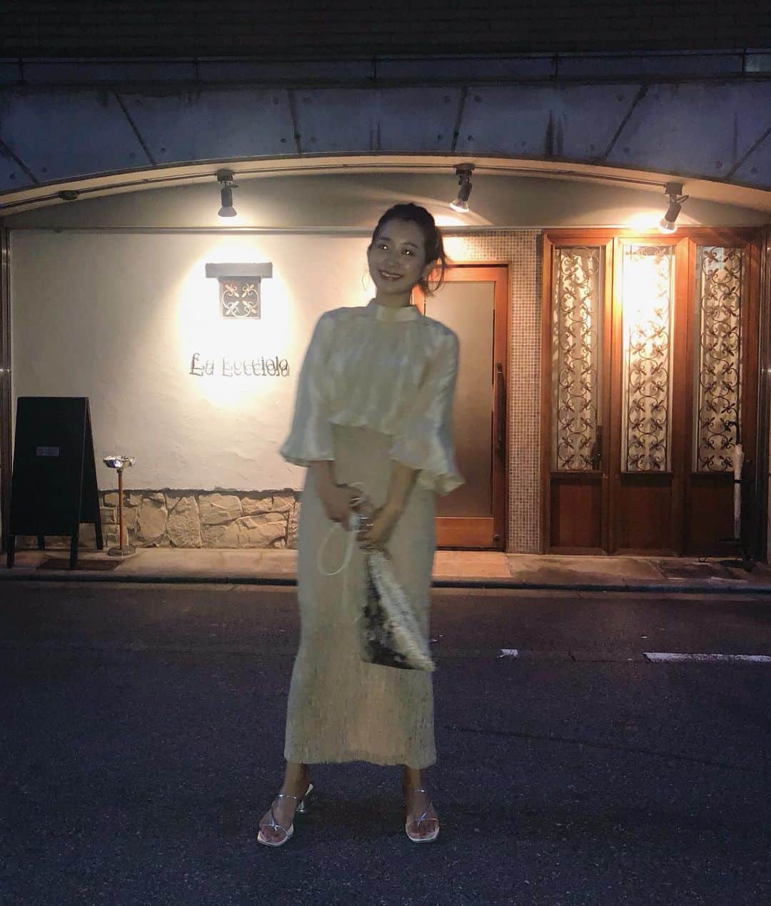 鬼辻麻衣さんのインスタグラム写真 - (鬼辻麻衣Instagram)「beige × beige 🌾 だった、服。 ・ tops @emm_select  skirt @mamu_online ・ ・ トップスもスカートも、形と素材がタイプすぎる。 ベージュ好き。 #outfit #キツジコーデ」9月9日 20時10分 - kitsumai