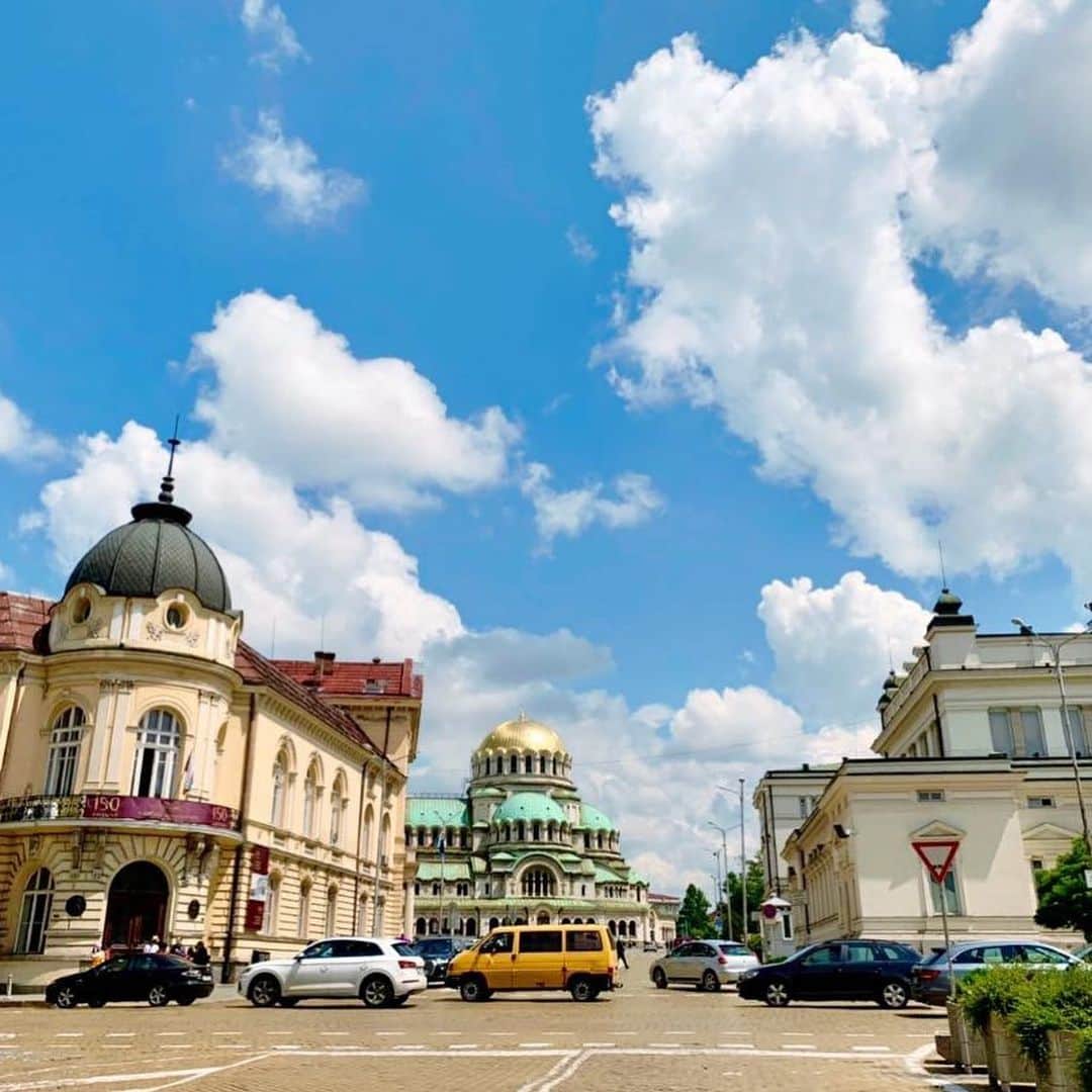 朝日放送「朝だ！生です旅サラダ」さんのインスタグラム写真 - (朝日放送「朝だ！生です旅サラダ」Instagram)「@e_n_n_a_ #ブルガリア の首都 #ソフィア 。様々な文化が交じり合うブルガリアでは、歩いているだけで色んな芸術的な建築を観ることができます👀 歴史を感じる建物があれば、モスクっぽい教会や、ロシアっぽい教会があったり‥ 行くまではどんな街なのかほとんど想像がつかなかったけど、ヨーロッパの雰囲気はありながらもどこか違う、独特で個性的な、街歩きをしているだけで楽しめる、美しい街でした☺️ _ #歴史のある街 #芸術の街 #絵になる街 #様々な文化 #個性的 #独特な街 #СОФИЯ #首都 #Bulgaria _ #ABCテレビ #朝日放送テレビ #朝だ生です旅サラダ #旅サラダ #旅サラダガールズ #山代エンナ #イラストレーター #海外 #旅 #travel #trip」9月9日 20時13分 - tabisalad