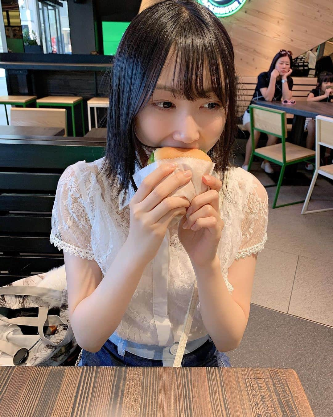 白井琴望さんのインスタグラム写真 - (白井琴望Instagram)「. かぶりついた🦁. . #shakeshack #ootd #恵比寿」9月9日 20時21分 - _shirai_kotono