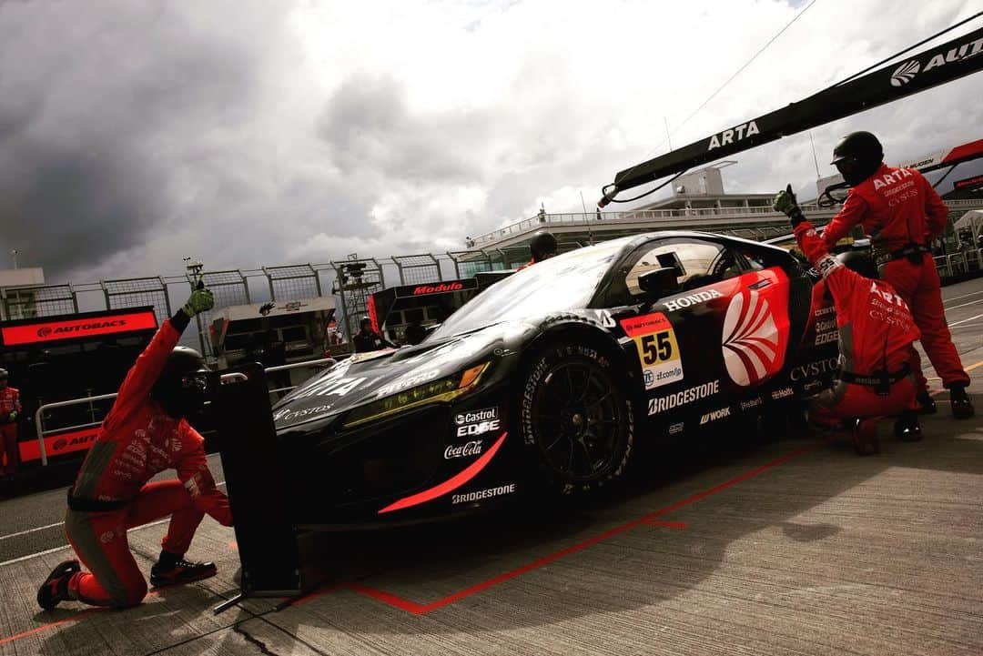 福住仁嶺さんのインスタグラム写真 - (福住仁嶺Instagram)「Super GT 決勝は６位でした。荒れたコンディションの中でも速さは充分にあったのでこの結果は悔いが残ります。2戦連続のドライブスルーペナルティ……悔しすぎます。ですが、その中でもきっちりポイントを獲得できた事は良かったと思いますし、ポイントランキングもトップをキープ出来ました。次の菅生こそは完璧なレースがしたい！  #keeppushing 😂 #nevergiveup  #supergt」9月9日 20時22分 - nirei_fukuzumi