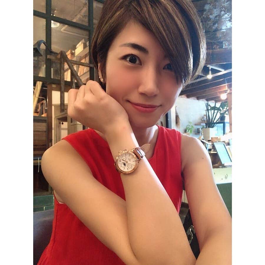 のインスタグラム：「新しい腕時計。 秋っぽい色合いにしてみた🍂✨ *  フェイスのデザインと大きさ×ベルトの組み合わせで、自分好みのものが見つかります😌 * @loborjapan  クーポンコード【aly0904】で10%オフです(2020/9/3まで)✨ * #台風大丈夫でしたか？ #私は外の音で眠れなくて寝不足です🥺 #寝るときナイーブさん #今日は早く寝れるといいな #lobor #ロバー #腕時計 #時計 #手元倶楽部」