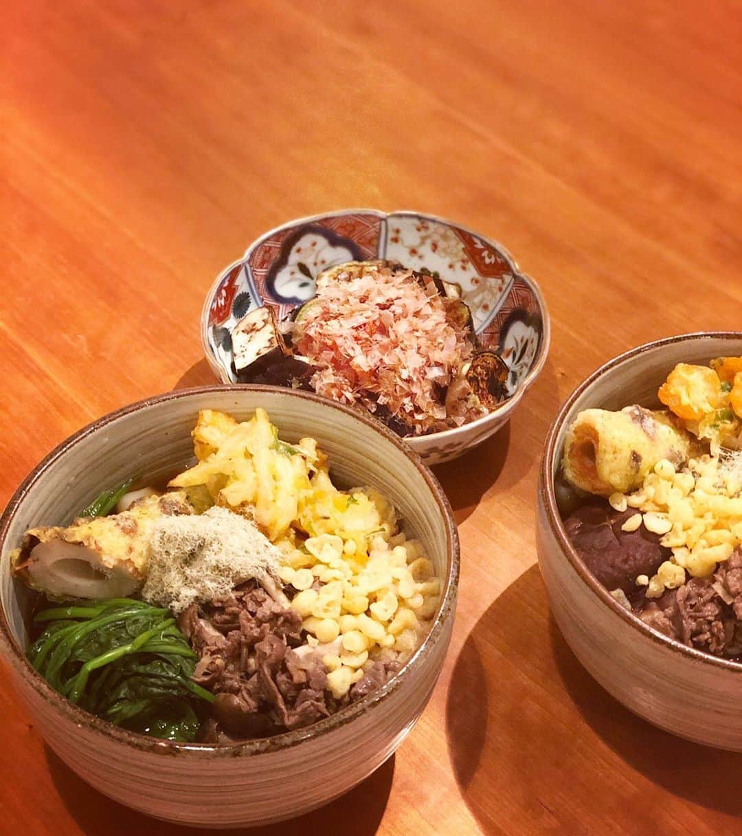 のインスタグラム：「いつかの手抜きの おうどんdinnerは 山盛り具沢山おうどん🍲 生姜と甘く煮たお肉に お出汁で煮たほうれん草と椎茸 かき揚げにとろろ昆布で出来上がり✨ 焼き茄子をお汁で煮たものに、 タラコと鰹を和えた一品と😋🔥 #heechankitchen #おうどん #mamalife #simpledinner #という名の手抜きdinner♡」