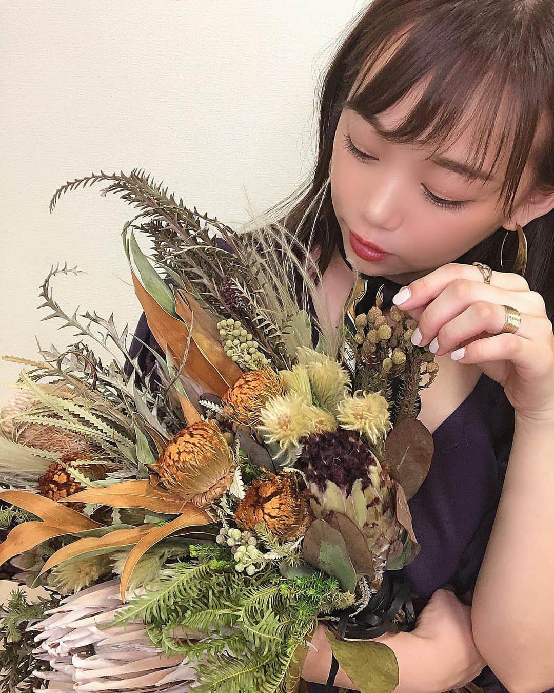 瀬賀しお（せがしぃ）さんのインスタグラム写真 - (瀬賀しお（せがしぃ）Instagram)「女子会（オフ会）に来てくださった皆さんと素敵な写真を撮りたくて💕 @willgarden_official さんにブーケを作っていただきました☺️💐♡ どんなお洋服にも合うような大人っぽい色合いで、どの写真も映えててやっぱりお花のチカラってすごい❤️ . ブーケはおうちにお持ち帰りしてきたので 大切な思い出として飾っておきます😳！ . 皆さんもお花を準備される際はぜひ🥺💋 → @willgarden_official . #生花 #ドライフラワー #ブーケ #お花」9月9日 20時31分 - segashiori