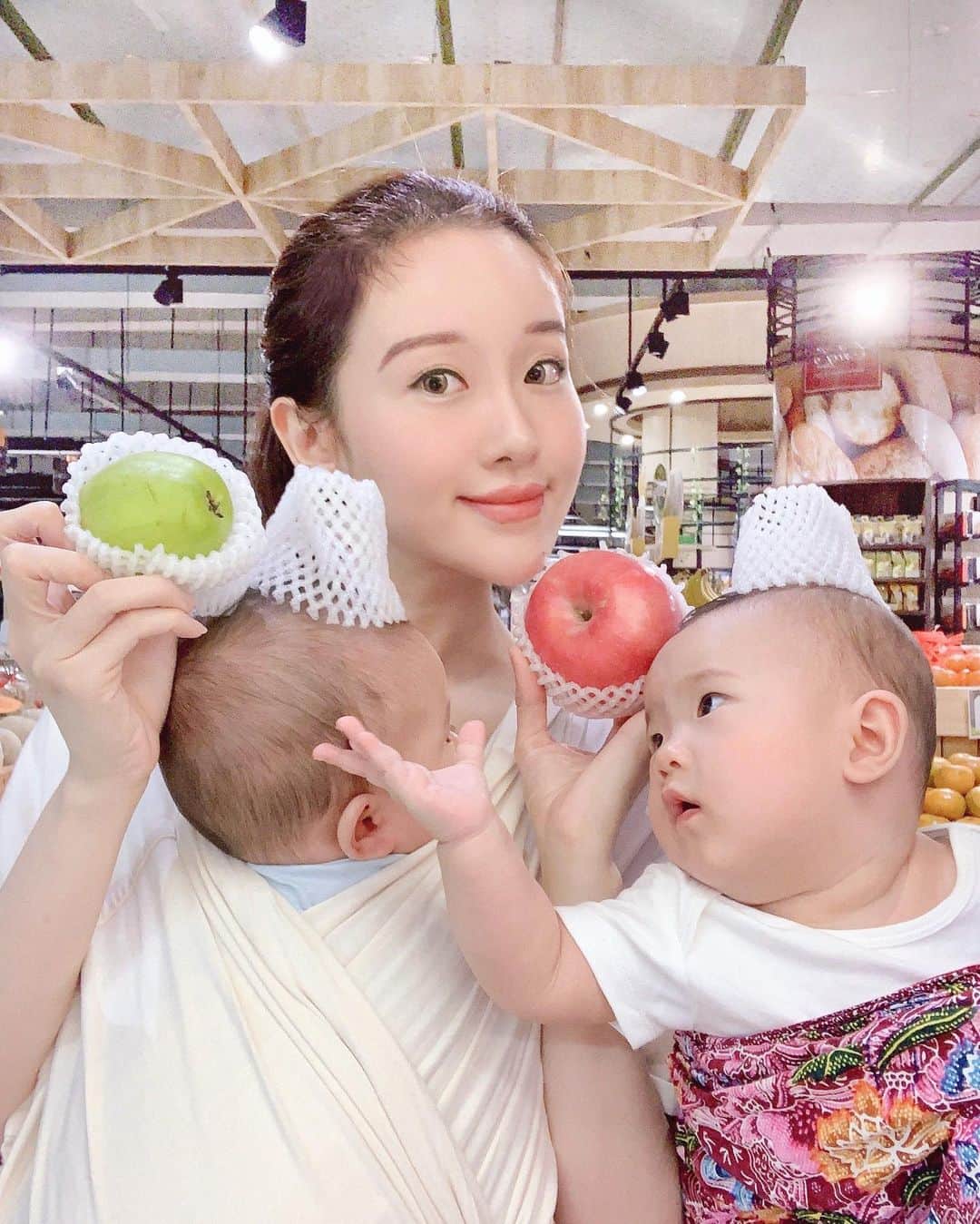 ジェシカ・ヤマダのインスタグラム：「Which fruit? 🍐👶🏻🍎👶🏻 Went grocery shopping today with @jessbebes 😆🛒🤹‍♀️ . #jessbebes #twinmomlife」
