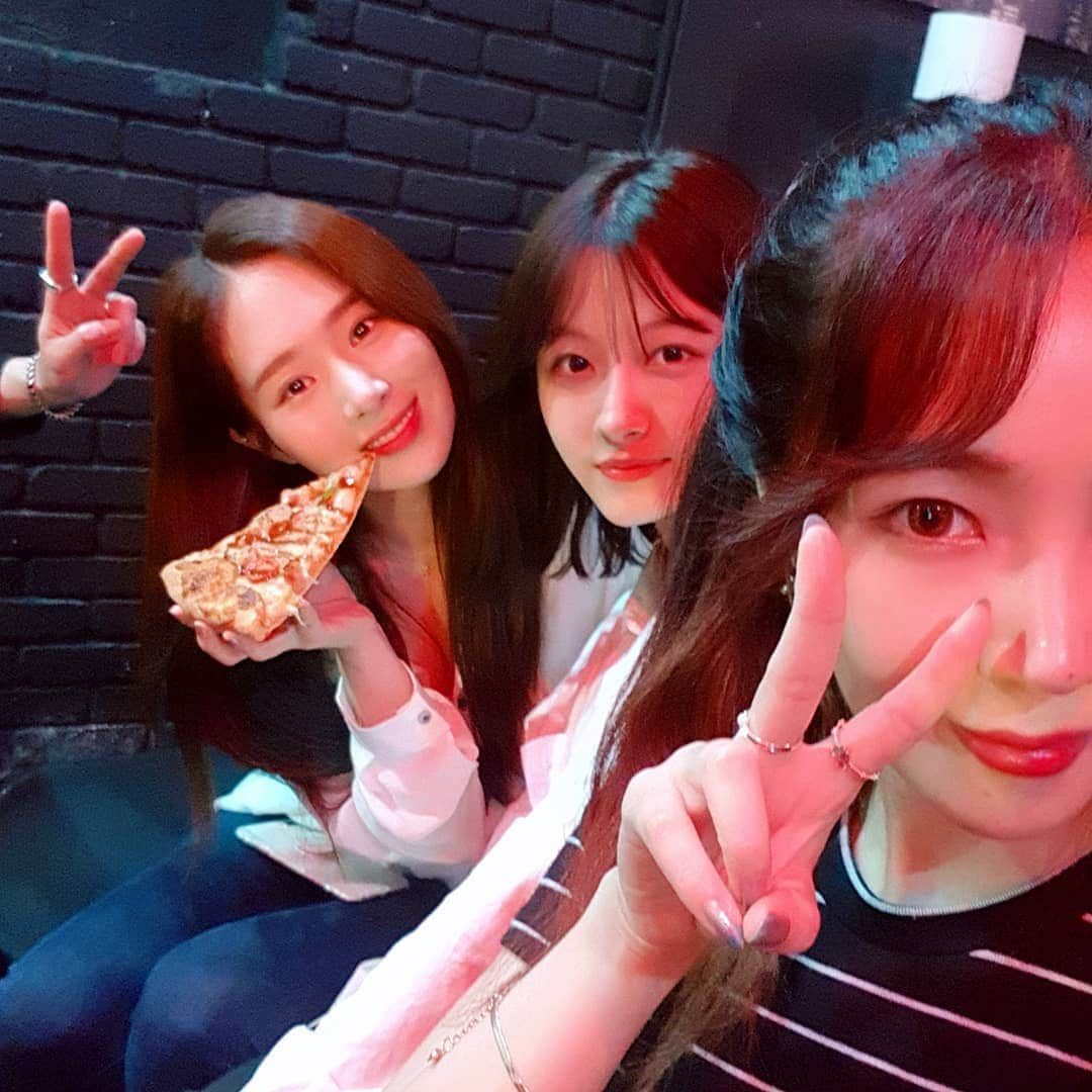 ヘミさんのインスタグラム写真 - (ヘミInstagram)「피자민재🍕 와 데빌승희 😈. . .  #devil #clc」9月9日 20時37分 - yesyesyelll