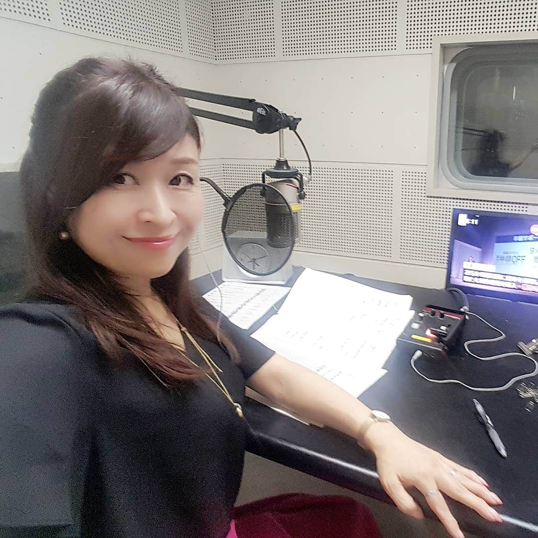 石塚かおりさんのインスタグラム写真 - (石塚かおりInstagram)「#BSNテレビ#夕方#ニュース#ゆうなび  今日は、ゆうなびチームの仲間入り。  #関根苑子 キャスターが夏休みなので、代わりに天の声？  アナブースでのニュース読みの係でした。  緊張する…  #ニュースキャスター#坂部友宏#スーツ姿#素敵#気象予報士#もも天#久能木百香#声 は#壇蜜#スポーツ#黒崎貴之#プレビュー#一人番組反省会中#アルビレックス#サッカー#バスケット#ゴルフ#高橋彩華 選手 アナブースの中で夢中になって観てしまった！黒ちゃん#メイクテクニック すばらしい(笑)#傷がほとんどわからず#新潟放送#アナウンサー#ゴルフ女子#石塚かおり#緊張感 はんぱない(-_-;)」9月9日 20時41分 - kaori_ishizuka413