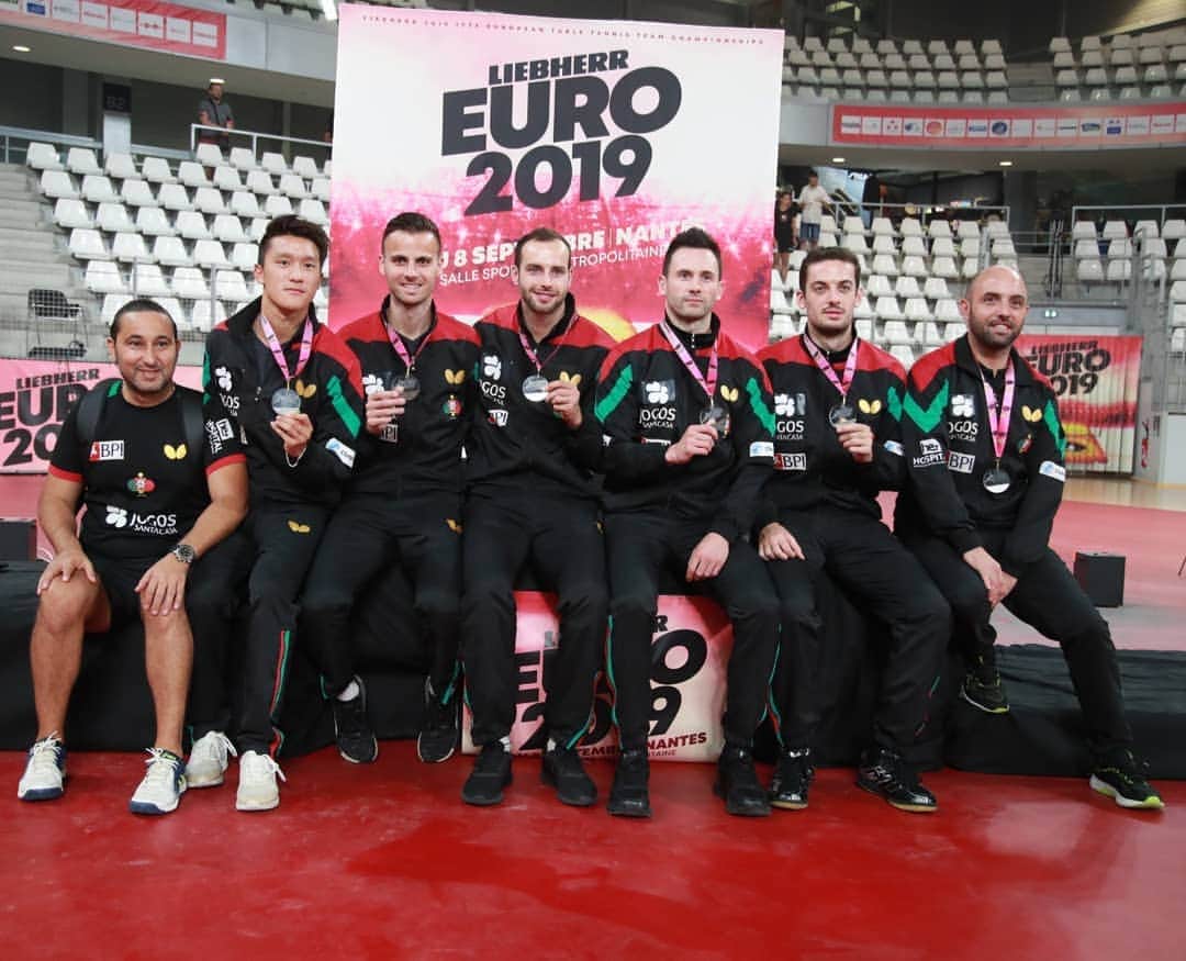 ジョアン・モンテイロのインスタグラム：「Vice Campeões da Europa🏓🇵🇹🥈🤜🤛 Vice European Champions 🏓🇵🇹🥈🤜🤛 📷 @remy.gros  @butterflyttofficial @fptenismesa @menshealthportugal  #TeamPortugal#ITTFEuros2019#Nantes#PortugalNãoÉSóFutebol」