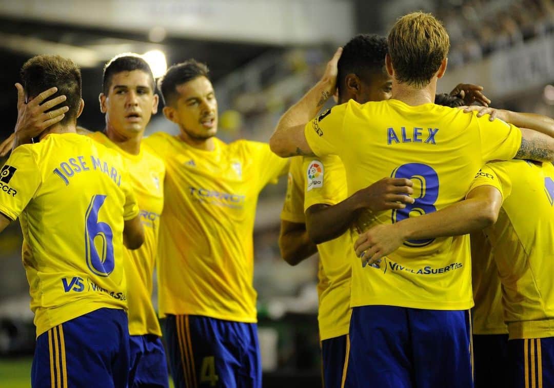 アレハンドロ・フェルナンデス・イグレシアスのインスタグラム：「Nuestro equipo. Nuestra ciudad. Nuestro partido. #CádizGirona #Sábado #CarranzaLate 💛💙」