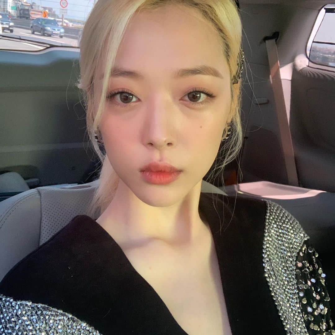 ソルリのインスタグラム：「영혼 잠시 어디간 금머」