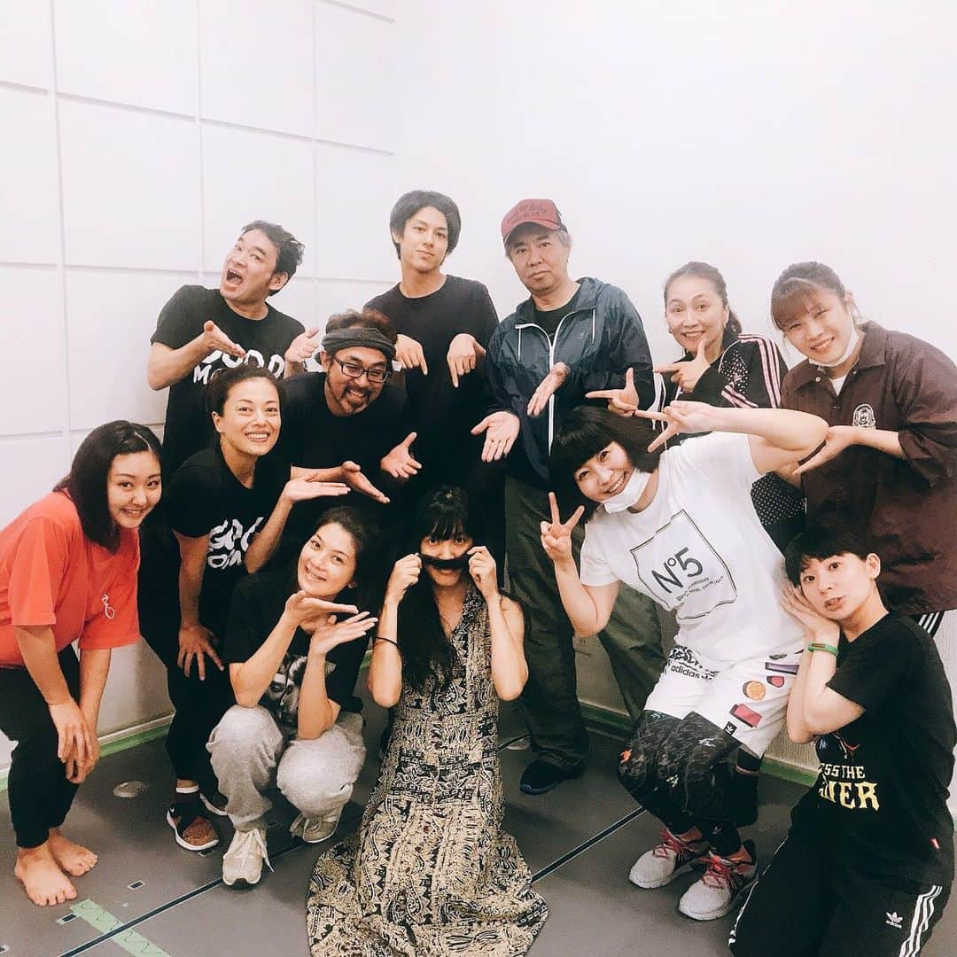 池田有希子のインスタグラム：「中村 中ちゃま、稽古場に降臨！ good morning N°5の前回公演にご出演だったあたる様、差入れを沢山持って遊びにいらして下さいました❤️がんばれる！がんばります！  とにかく凄くなりそうです。good morning N°5『どうしようもなくて、衝動。』絶対観に来て下さい！あんな小さい空間にこんな意気込み、収まりきるのか？！業と毒を衝動的に煮詰めて、裸体に塗り込み刺青のように見せびらかします！ 9月26日（木）～10月7日（月）浅草九劇  チケット予約→ PC ticket.corich.jp/apply/100272/ 携帯 ticket.corich.jp/apply/100272/ 私のお友達は私に直接連絡下さい❤️」