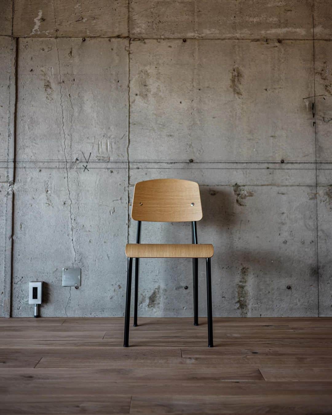 石川涼のインスタグラム：「どこにどのアートを飾るか毎日考えてる。  #jeanprouve#prouve#vitra#leica#leicasl#renovations #leicacamera#renovation#renovationproject」
