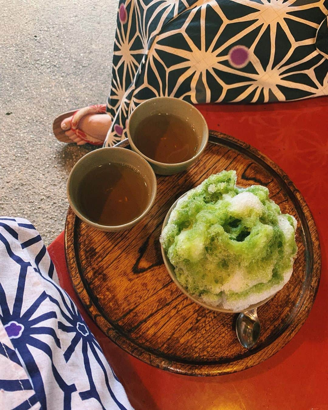 sayocoのインスタグラム：「おかげ横丁で食べた「赤福氷」🍧🥄 ・ 甘くて美味しい宇治抹茶のかき氷の中に 赤福のあんことお餅が入っていて 暑い中の参拝後にぴったりでした🥰✌️ ・ ・ #sayo_trip#おかげ横丁#伊勢神宮#赤福氷」