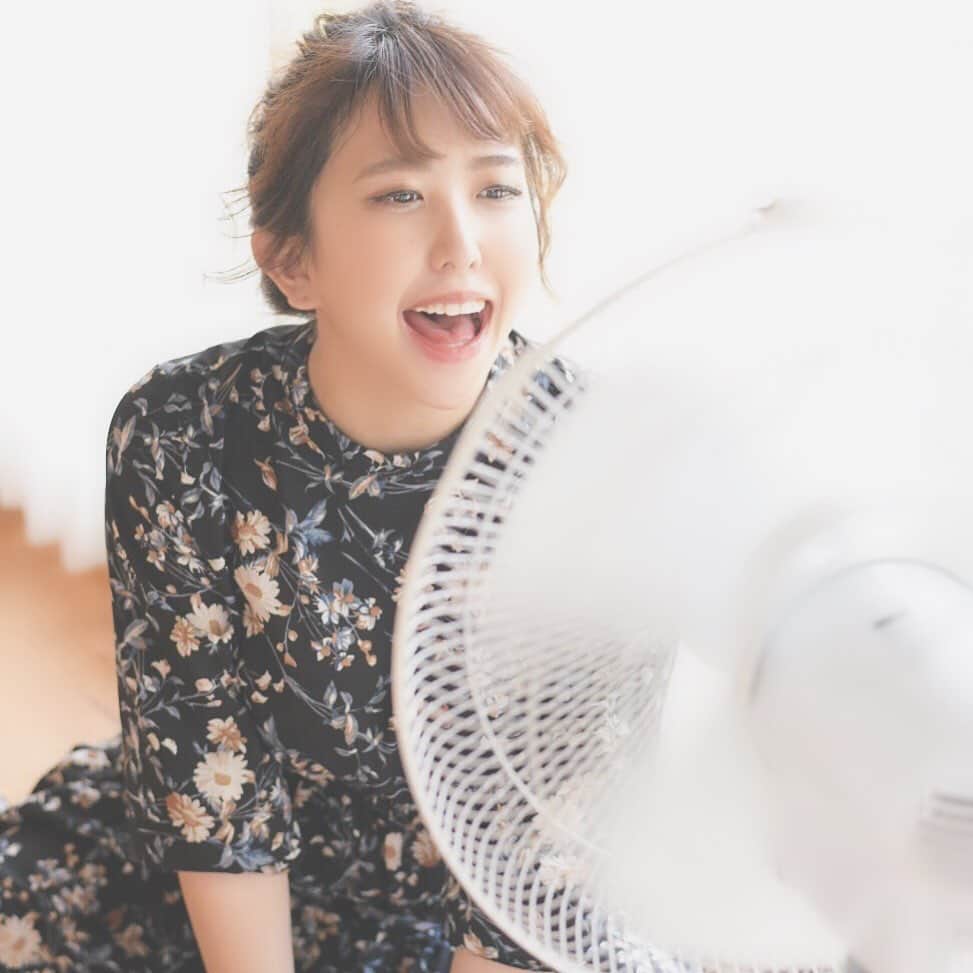 井上麗夢のインスタグラム：「今日は暑くてたまらんの！﻿ ずっと風に当たっていたいのよ﻿ ﻿ でも最近ダイソンの扇風機にしたから﻿ この昔ながらの あー ってやつ﻿ できないんだよねぇ笑﻿ ﻿ #撮影会﻿ #イベント﻿ #女優﻿ #ダイソン﻿ #扇風機﻿ #井上麗夢」