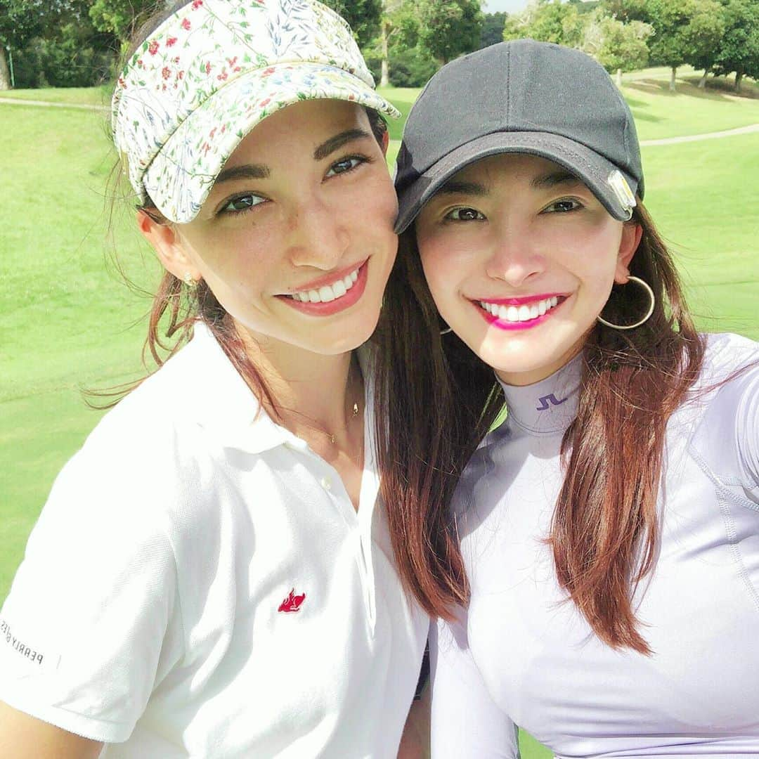 関綾乃さんのインスタグラム写真 - (関綾乃Instagram)「昨日はJULIAちゃんとラウンド⛳️ JULIAちゃんの100切り見届けられて良かった️🙆‍♀️ 私も頑張らなきゃっ‼️ とりあえずスライス課題だぁ😌 #ゴルフ女子 #ゴルフ女子コーデ #ゴルフ好き #ゴルフウェア #ゴルフスイング #女子ゴルフ #ゴルフ動画 #ゴルフスイング動画 #ゴルフ #ゴルファー #ゴルフ男子 #ゴルフばか #ゴルフ初心者 #ゴルフ初心者女子 #ゴルフ #ゴルフばか #ベストスコア更新 #90切り #90切りたい #100切り達成 #vg_fashion #golfhackgirl #reginagolf  #golf_picks #ハッピースイング #オンコレ #渋野日向子 #スイング動画」9月9日 20時55分 - ayano_1220