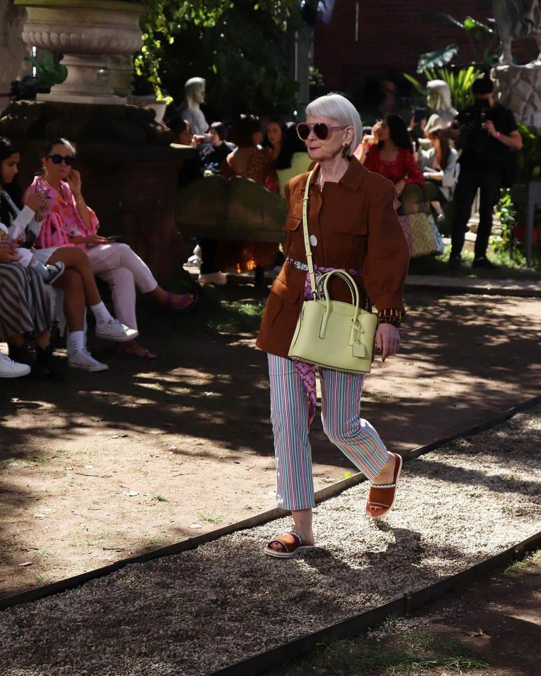 Accidental Iconさんのインスタグラム写真 - (Accidental IconInstagram)「I kind of do sustainable posting which is a great way to say I’m a little slow and post a little less but that being said here I am walking in the Kate Spade SS2020 show with my favorite bag in yet another fabulous color. #nyfw #katespade #garden #nyc #bag #color Photo: @beyondthemag」9月9日 21時01分 - iconaccidental