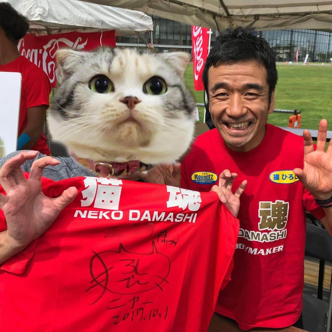 takegaeruのインスタグラム：「@mitsu32nakamura さんの絆ラン企画 #ランナーたちのバトン ランナーさんを2名紹介してバトンをつなぐ、ラン友倍増企画です 私は @noboru.mi_chan さんからバトンを頂きました！ ...あぁ、このノリ久しぶり😆  私はネコ好きランナーとして紹介頂いたので、我が心の師匠とのツーショットを載せておきます😽 ネコ好きで、マラソン好きな性癖の方おりましたら宜しくです（笑  私が紹介させて頂くのは1名になります @marinmickey0625 さん、同じ名前のペットを飼っていたこともありフォローさせて頂いたのですが、無茶苦茶アクティブな方です！ マラソン、ボクシング、フラメンコ、ヨガ、サップヨガ、他にも色々、、 そして、今年は大阪マラソンで初フルマラソンにチャレンジされるそうです！ 応援させて頂きます📣」