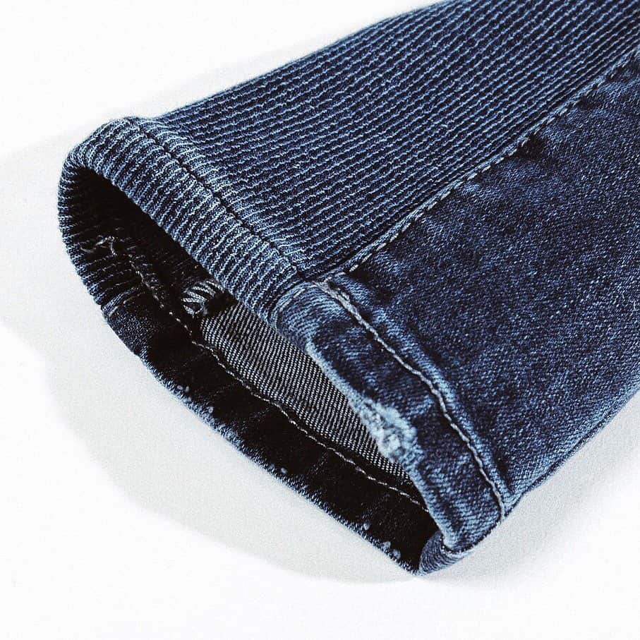 Yuma Yamashitaさんのインスタグラム写真 - (Yuma YamashitaInstagram)「. . @amuytrysbay いよいよ明日9月10日(火)21時〜AWスタート🍁 今回はdenim & rib design pantsを紹介します👖 . 裾にリブを配することにより 裾幅のストレスを完全に解消‼️ 更にデザインも特徴的で 他にない雰囲気を演出しています。 わたり〜股上はややゆとりを持たせて 膝から裾にかけてテーパードをかけていますので スキニーシルエットではありますが シルエット感も新しく個性があるイメージです🙆‍♂️ . 今までもストレッチ素材で展開してきましたが、 比べものにならないぐらいストレスを感じない 仕上がりになってるのでこの一本で この先の本気度と違いを肌で感じてください🤩✌️ . 173㎝ / 60kg  Sサイズ着用」9月9日 20時59分 - yuma_andagi
