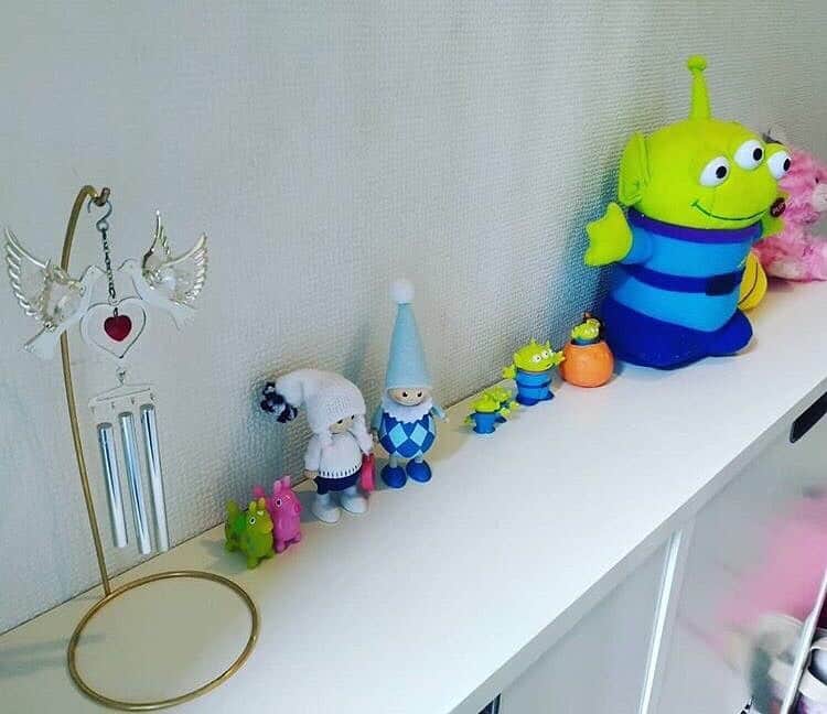近藤麻理恵さんのインスタグラム写真 - (近藤麻理恵Instagram)「ㅤ 「こんまりサロン」では、ㅤ 毎月テーマを決めて、ㅤ サロンメンバーさんと一緒にㅤ ときめく暮らしに向けてチャレンジしています✨ ㅤ #ときめき磨きㅤ ㅤ 第４回の８月のテーマはㅤ 「お家の飾りにこだわる一ヶ月」ㅤ ㅤ みなさんそれぞれのときめきが詰まったㅤ お家の飾りをたくさんシェアしていただき、ㅤ たっぷりと刺激をいただきました😊 ㅤ ㅤ 私自身もこの企画のおかげで、ㅤ 執筆で余裕がなかった中でも ポストカードやリボンを飾ったり、ㅤ 意識してお家のときめきを上げることができました☺️ ㅤ ㅤ 特にときめいたのが、@sachiyo57 さんの、ㅤ 家族みんなの好きなものを集めた玄関✨ ㅤ ㅤ ご自身のときめきも ご家族のときめきも大切にする気持ち、ㅤ 素敵です😊 ㅤ ㅤ ㅤ 今月のテーマはㅤ 「おうちも自分も浄化する一ヶ月」ㅤ ㅤ 王道の浄化法から 試してみたくなるオリジナル浄化法まで、ㅤ 続々とたくさんのシェアが集まっています✨ ㅤ ㅤ こんまりと一緒にときめき感度を磨きたい方は、ㅤ ぜひ#ときめき磨き をつけてシェアしてくださいね✨ ㅤ ㅤ﻿ _______________________________________ こんまりサロンの詳細は プロフィール( @mariekondo_jp )のリンクから ご覧ください。 _______________________________________ ㅤ #こんまり #konmari #こんまりメソッド #近藤麻理恵 #人生がときめく片づけの魔法 #ときめき #片づけ #片付け #収納 #整理整頓 #マイホーム #シンプルライフ #シンプルホーム #シンプルな暮らし #シンプルな生活 #ライフスタイル #日々の暮らし #丁寧な暮らし #暮らしを楽しむ #すっきり暮らす」9月9日 21時08分 - mariekondo_jp