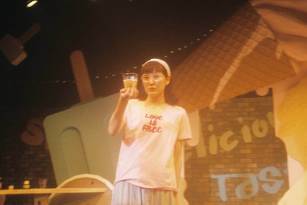 岩井七世さんのインスタグラム写真 - (岩井七世Instagram)「悪い芝居vol.24 「アイスとけるとヤバイ」 夏の三都市ツアー、昨日で全公演終了しました。  大阪も仙台も東京もそれぞれ全く違った環境で面白かったです。アイスは溶けて夏はおしまい。来年は無いしもう2度とないのかもしれないし、いつかまたできるかもしれない。やりたいな。  わたしがだれかとこの作品を、悪い芝居って劇団を、出演したキャストのみんなを繋げることになれば最高です。これからも劇場に足を運んでみてください。  まだちょっとさみしいけど来週はキ上の空論「紺屋の明後日」が幕を開けます。久しぶりに稽古に合流しました。がんばるぞ！  #悪い芝居 #アイスとけるとヤバイ」9月9日 21時09分 - nanaseiwai