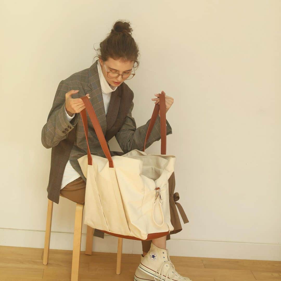 近藤千尋のインスタグラム：「ディレクションさせて頂いている 新作の大容量マザーズバッグ、 大人気で即完売してしまった 二層式リュックがリニューアルされたものや、、 AJUGA.から発売される 全身シャンプーの撮影でした👶💓 発売は秋にどどーんっと❤️ 発売時期の10.11月は 私がちょうど産休なので インスタライブは９月中にします😍 今回は 在庫も沢山用意してもらいます🙇‍♀️❤️ 詳細は @ajuga.shop  にて 随時更新されると思いますので 是非チェックお願いします🤲❤️ #マザーズバッグ #マルチポーチ #マルチケース #全身シャンプー #便利なのに可愛くてお手頃なものを」