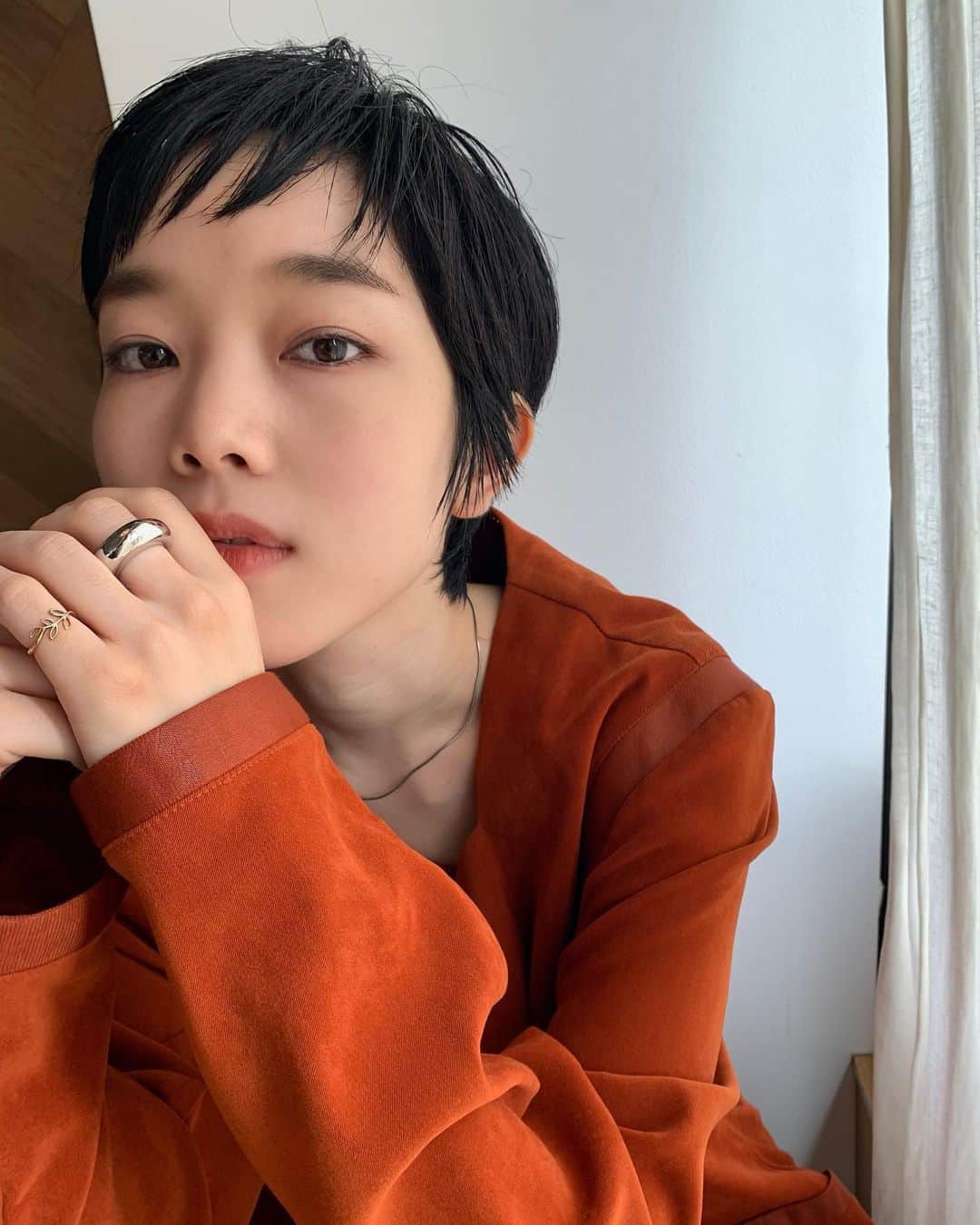 佐藤史果のインスタグラム：「🍊🧡 @mokage_daikanyama  @aiai1712 💄 #shooting #photosnap #artist #singer #撮影 #歌手 #jantiques  #nakameguro #daikanyama #mokage お気に入りのアクセをつけて💍 @yurika_akutsu #ベリーショート #ミニマムショート #黒髪」
