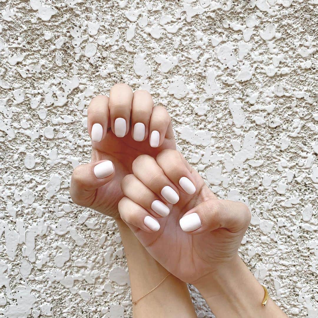 のインスタグラム：「* * ゴールドのアクセサリーに ホワイトのネイルがとても可愛い🥺❤︎ . . @kananails_loiseaubleu  _ #ホワイトネイル #ジェルネイル #ワンカラー #ワンカラーネイル #スクエアネイル」