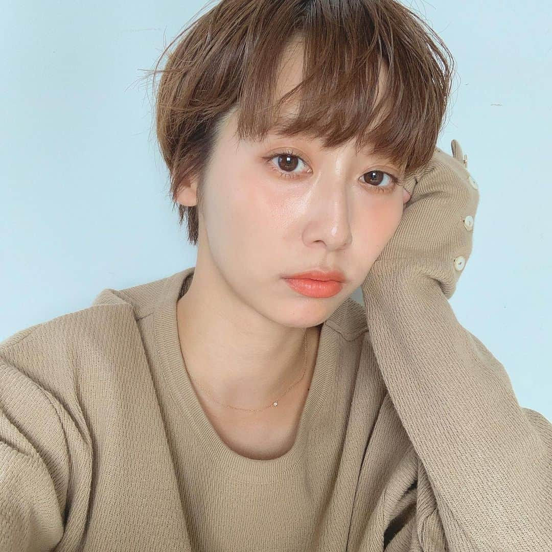 石田一帆さんのインスタグラム写真 - (石田一帆Instagram)「. お肌の調子がすこぶるいい👶🌈 . ここ最近やっていることです📝 ☑︎日焼け止めをして肌ダメージを軽減させる ☑︎日中外にいた日はいつもより念入りに保湿 ☑︎しっかり洗顔をして汗や日焼け止めを落とす ☑︎あえてシンプルなスキンケア方法にする ☑︎美容エステに行くようにする . こんな感じです。 夏はさっぱり系の保湿パックを使ってケアを することが多いのですがマンダムさんから いただいた大容量パックがかなり使えます🍊 . ☑︎ #バリアリペア #メンテナンスマスク 透明感タイプ、ハリタイプ 30枚入り ¥1,500(税抜) . このパック、 乳酸菌由来の美容成分が配合されてて 天然保湿因子である、乳酸やアミノ酸を含み 角層内部に浸透することでお肌の潤いヴェールを 整えてくれるんだそうです🐄💭 . コスパも◎でデイリー使いしやすいので 朝のメイク前やお風呂の中でパックしたり。 ふっくら感が足りない時はハリタイプを (デイリー使いはこっちが多いです) 透明感タイプは日焼けしちゃった日に使ってます🌈 . 朝洗顔して、パックしながらこっちゃんの ごはんあげてながらケアをすれば時短に◎ あとは首まわりのリンパも流してあげること も忘れずに、、☺️(動画参照) . #ik_make#skincare#make#makeup#cosmetics#cosme#beauty#myfavorite#instabeauty#マンダム#シートマスク#ハリタイプ#透明感パック#ながら美容#シートパック#フェイスパック#パック#スキンケア#プチプラコスメ#コスメ#PR」9月9日 21時03分 - ishidakazuho