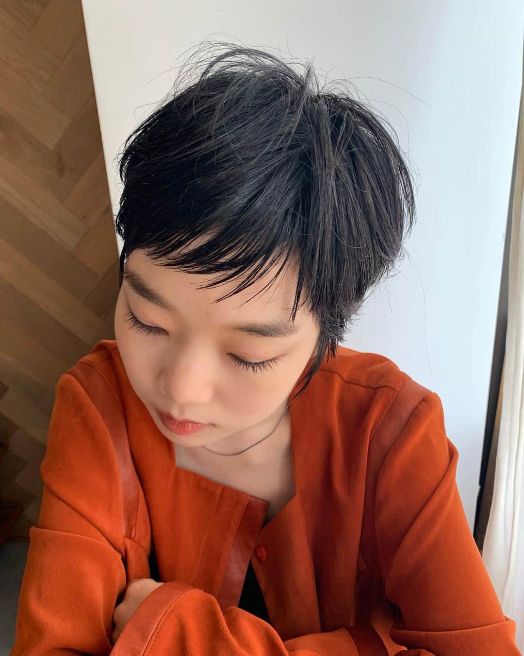 佐藤史果のインスタグラム：「🍊🧡 @mokage_daikanyama  @aiai1712 💄 #shooting #photosnap #artist #singer #撮影 #歌手 #jantiques  #nakameguro #daikanyama #mokage #ベリーショート #ミニマムショート #黒髪」