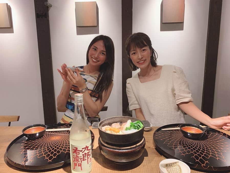 小椿希美のインスタグラム：「・ 長野のお仕事の前に… 松本に寄り道して 飯田真輝選手の美人妻♡ さやかちゃんと しっぽりカウンターご飯🥢 ・ 『時しらず』さんの 鳥すきをいただきました☺️ 瓶1本空けたみたいな 日本酒の置き位置ですが、、、 ごはんをゆっくりいただきながら 2人で日本酒を1合だけ🍶 ・ 囲炉裏で鳥すき☺️ 京都から仕入れた お肉なんだそうです。 野菜も、信州のきのこや 玉ねぎ、春菊などすき焼きの 定番野菜から… なす、オクラなども 美味しくて☺️✨ シメのネギたっぷりの たまご雑炊まで 全部ほっこり美味しかったです。 ダイエット中でも安心な 鶏肉と野菜たっぷりの外食。 ・ さやかちゃんのおかげで、 カラダも心も パワーチャージすることが 出来ました☺️ いつも手料理と 太陽の様なあたたかい包容力で 旦那さまをサポートする さやかちゃん。 さやかちゃんにとっても 今シーズンを走りきる パワーチャージになっていると 嬉しいです😊✨ ・ #松本#松本ごはん#鳥すき #鳥すきやき#すきやき #時しらず#たまご雑炊#松本山雅 #ダイエット#ダイエット休息日」
