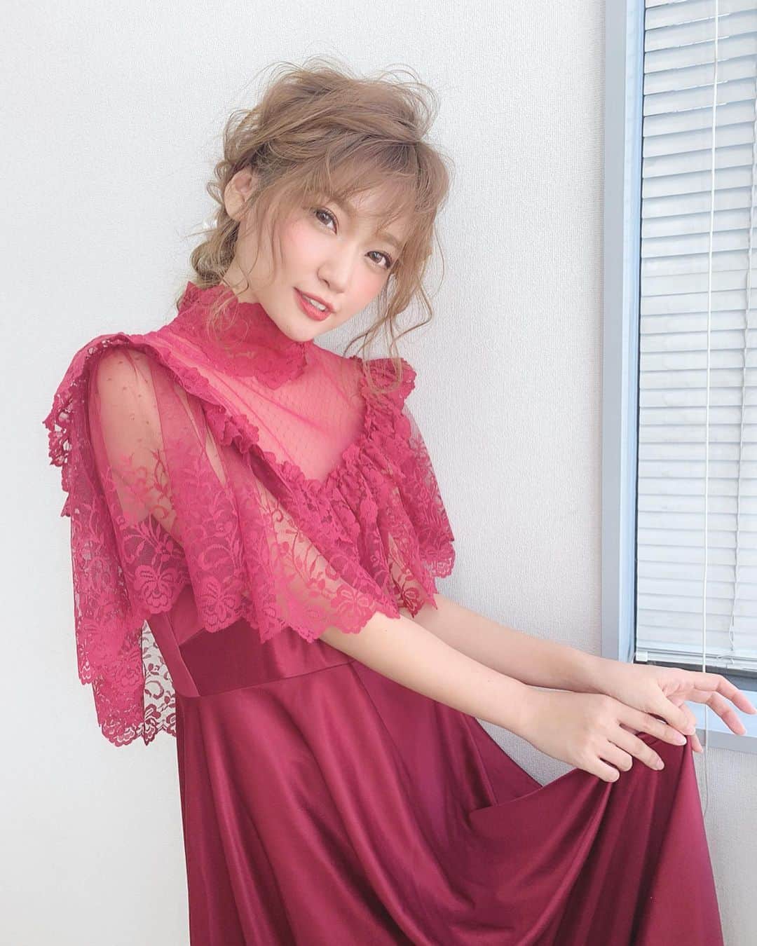 いっちゃん/嶋津 いつみのインスタグラム：「. . 名古屋からお家へ帰ってるなう🏠💨 . . . . 今日は赤いヴィンテージドレスを 着させて貰いました❤️ . . . このふわっふわの質感に トップの透け感…さすがのひと言🤤💓 . 連日編みおろしてもらってて 毎日かわいい髪型で幸せ🐰🥕💕 . . . あと、この飾りがタイプ過ぎて 同じの欲しい!!←ってなった💕💕💕 . . 付ける機会なんて プライベートではないけど…🤢w . @maison_de_fil  さんの センスは本当に繊細やなぁ  と思った🙌🏻⭐️ . . . . . . . そして、僭越ながら 何人かの受講者様の編みおろしbookに サインをさせていただきました😭🙏🏻💦 . . なんか逆に申しない気持ちやったけど 紙面上の自分にサインするなんて 貴重な経験でした👀✨ . . . . . . . さぁ！帰ったら むーたん🐶が待ってるー❤️ . . . . #関西  #関西サロモ  #サロンモデル #サロモ #いっちゃん  #フリーモデル #関西モデル  #あざといっちゃん #かわいっちゃん #いっちゃんコーデ #ブライダルモデル #アレンジモデル #ヘアカラー  #ヘアアレンジ #ootd #撮影依頼受付中 #編みおろし会モデル . . . . . .  9月のお仕事依頼受付中です🧚🏻‍♀️💜 .」
