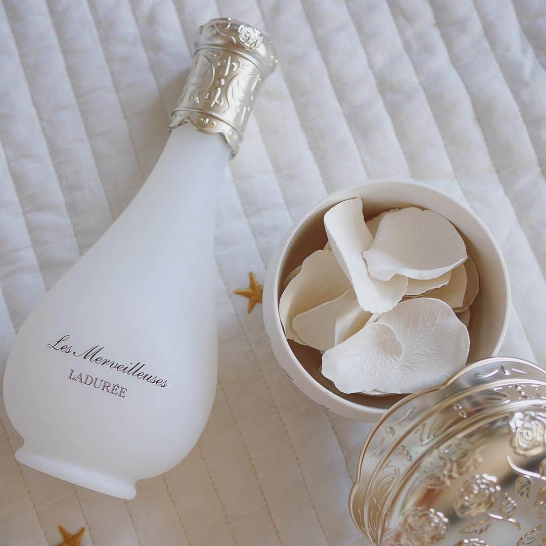 松本亜希さんのインスタグラム写真 - (松本亜希Instagram)「・ "LADUREE"から9/6に発売された フェイスパウダーの"ローズラデュレ"と 化粧水の"ローズエッセンスウォーター"🌹 その名の通り、ローズの香りが最高に良い匂いです😍 幻の白いバラ"ホワイトチャーミング"のエキスが入った名作だそう。本当に良い香り😍😍 ・ 1枚目の写真、なかなかドアップで申し訳ないですが、フェイスパウダーをつけて撮ってみました📸 使用感は、きめ細かくて艶感も出してくれてとっても良い感じでした。 化粧水はとろみのある感じでしっとりします♡ ・ パッケージも入っている箱もスーパー可愛いので女子力上がった気分😍 これは間違いなくプレゼントにも喜ばれそう❤️ _________________________ #LADUREE  #ラデュレ  #ラデュレコスメ #蒼白肌 #ホワイトチャーミング #レメルヴェイユーズラデュレ #スキンケア #化粧水」9月9日 21時11分 - m_akiron